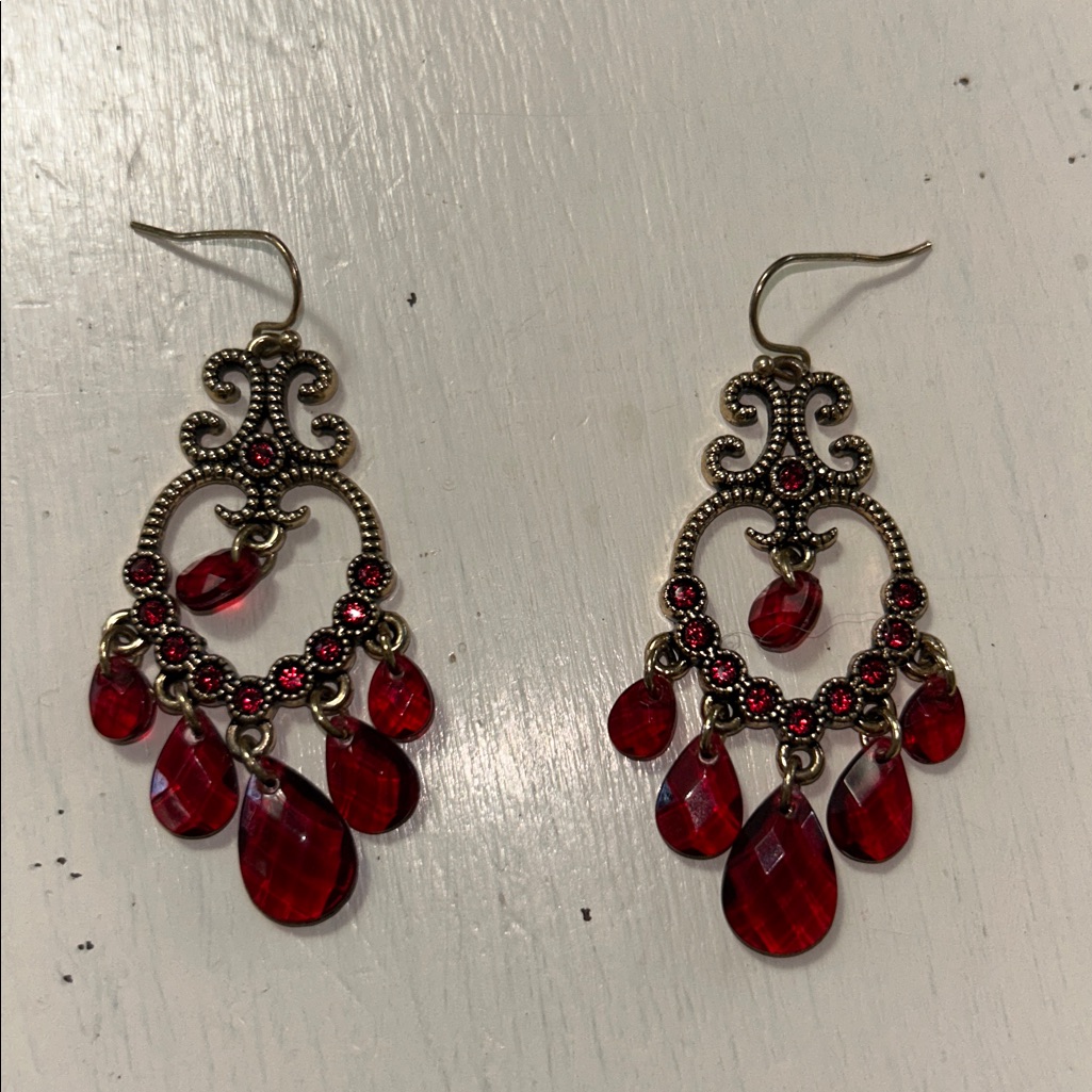 Avon Faceted Teardrop Pierced Earrings Gold Tone Scroll Red Dangles Nickel Free 14$